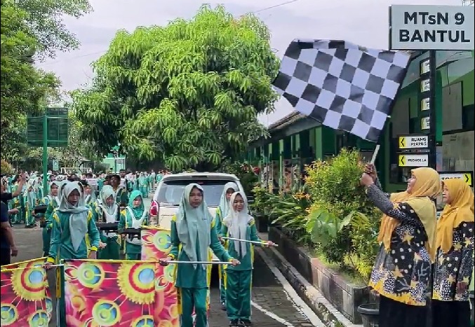 Meriahkan Semesta Masemba, MTsN 9 Bantul Gelar Jalan Sehat Bersama